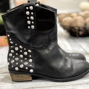 WOMEN'S BAKER'S BOOTIE BOOTS LEATHER BLACK W/ SILVER STUDS 8.5 COWBOY